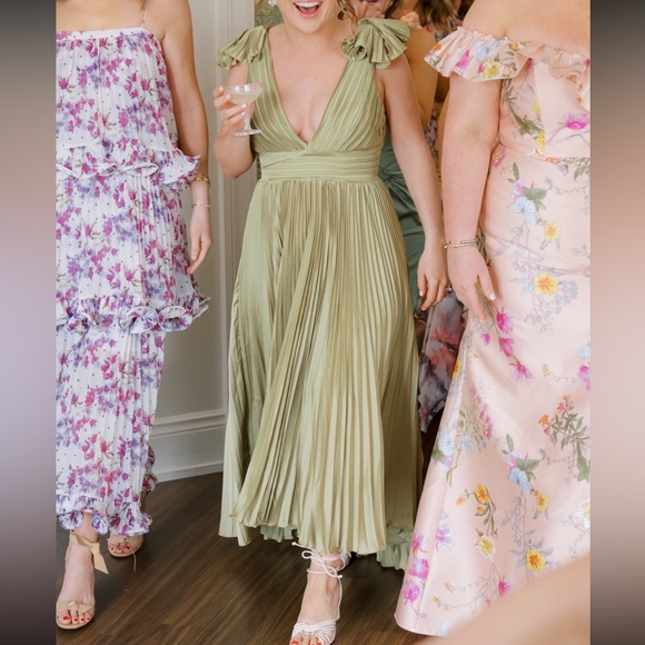 MAC DUGGAL Green Ruffle Top Sleeveless V Neck Pleated Gown Size: 4 Apple Green - Picture 4 of 4